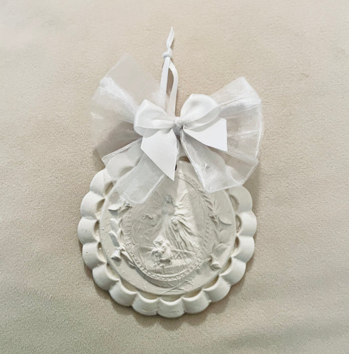 Nursery Medallion White Ribbon